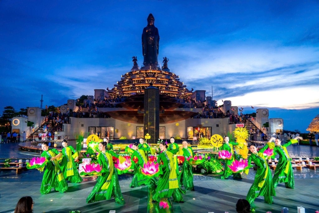Trên đỉnh núi, rất nhiều nghi thức thiêng liêng và chương trình nghệ thuật được tổ chức xuyên suốt 2 ngày cuối tuần để mỗi người khắc sâu hạnh nguyện báo hiếu với ông bà, cha mẹ, đồng thời tưởng nhớ, tri ân tổ tiên và các anh hùng dân tộc.