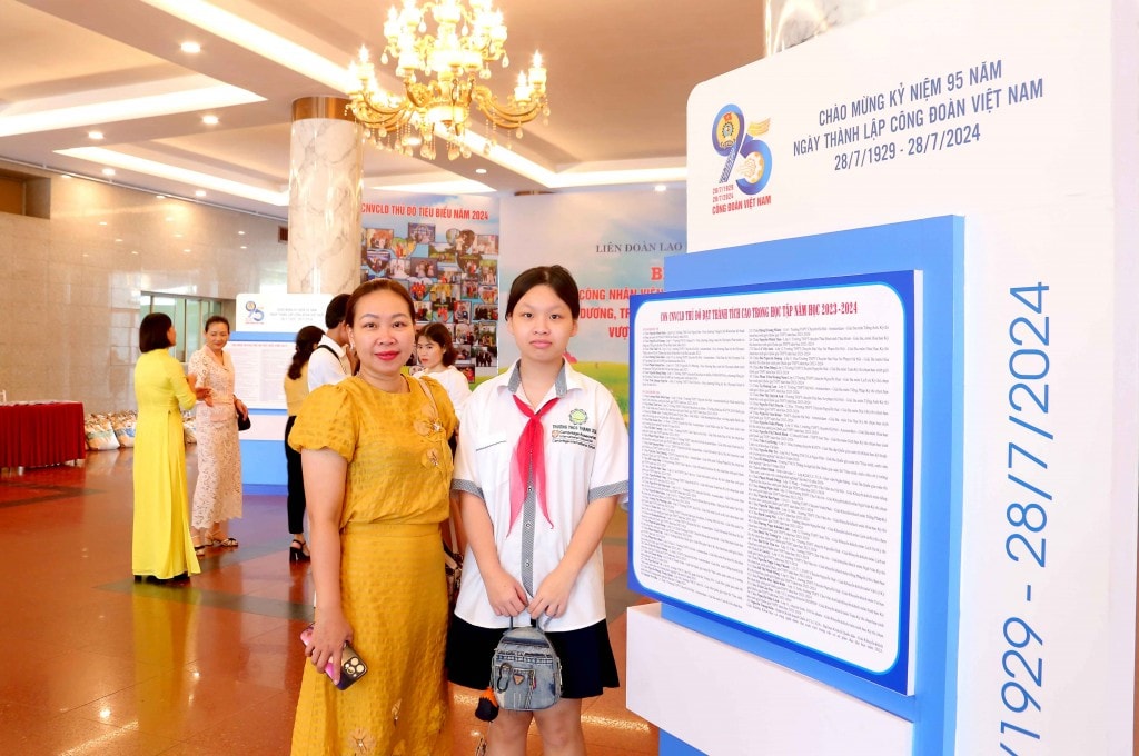 TRỰC TUYẾN: Biểu dương gia đình, khích lệ con công nhân, viên chức, lao động Thủ đô tiêu biểu