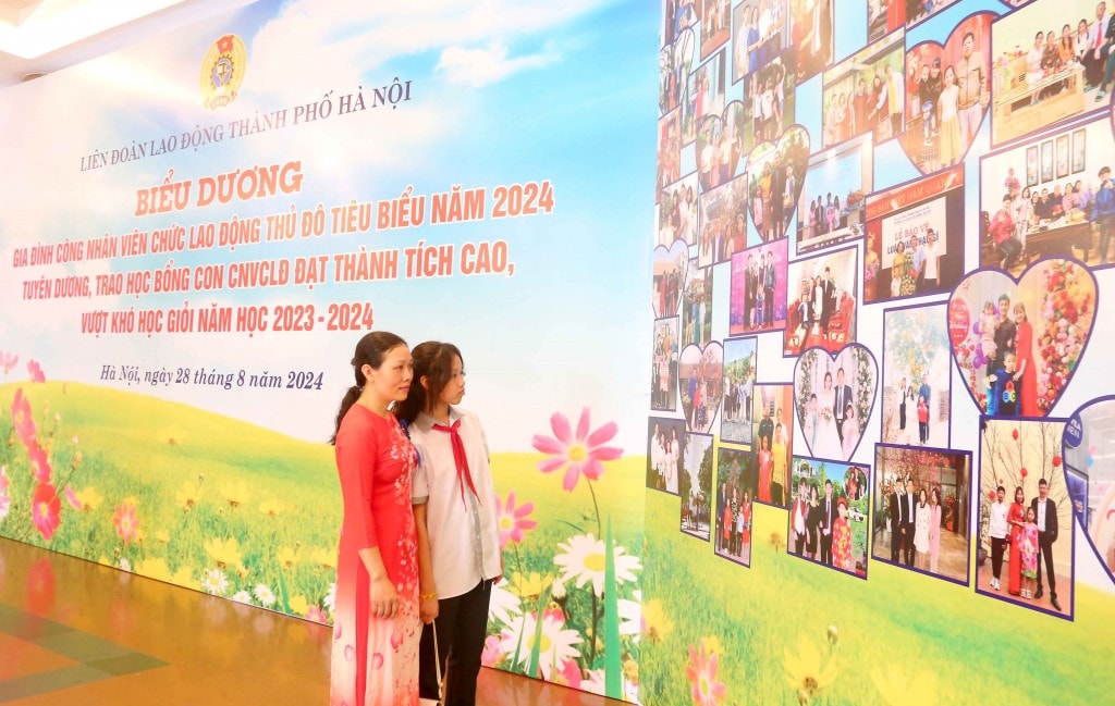 TRỰC TUYẾN: Biểu dương gia đình, khích lệ con công nhân, viên chức, lao động Thủ đô tiêu biểu