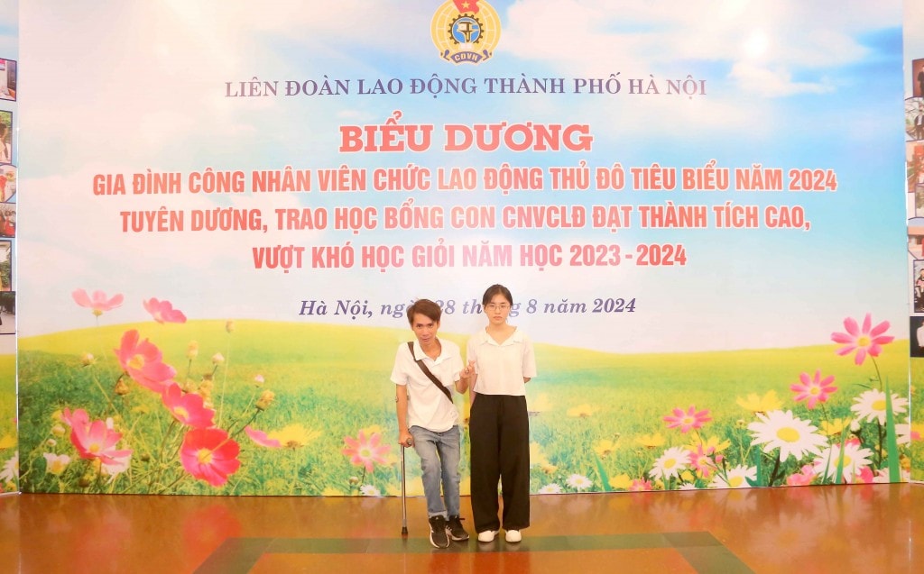 TRỰC TUYẾN: Biểu dương gia đình, khích lệ con công nhân, viên chức, lao động Thủ đô tiêu biểu