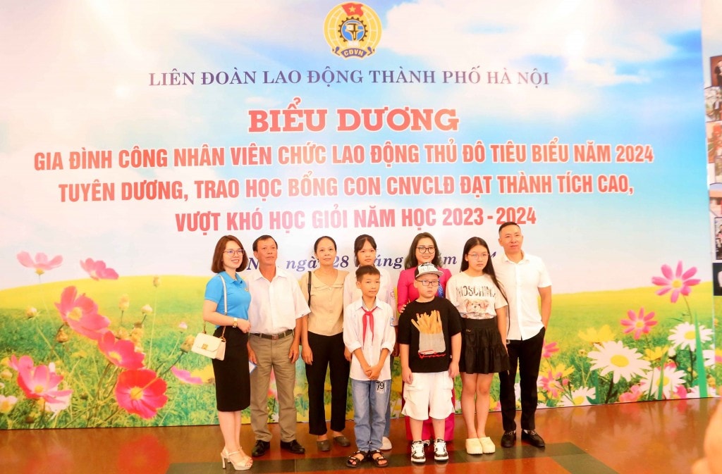 TRỰC TUYẾN: Biểu dương gia đình, khích lệ con công nhân, viên chức, lao động Thủ đô tiêu biểu