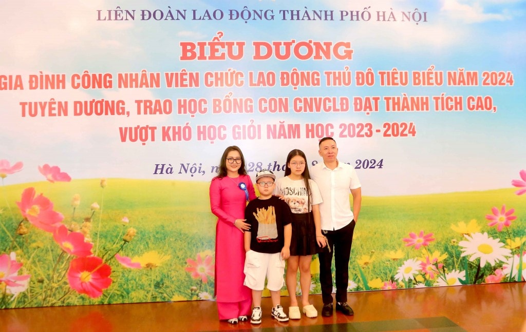 TRỰC TUYẾN: Biểu dương gia đình, khích lệ con công nhân, viên chức, lao động Thủ đô tiêu biểu