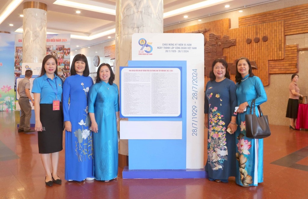 TRỰC TUYẾN: Biểu dương gia đình, khích lệ con công nhân, viên chức, lao động Thủ đô tiêu biểu
