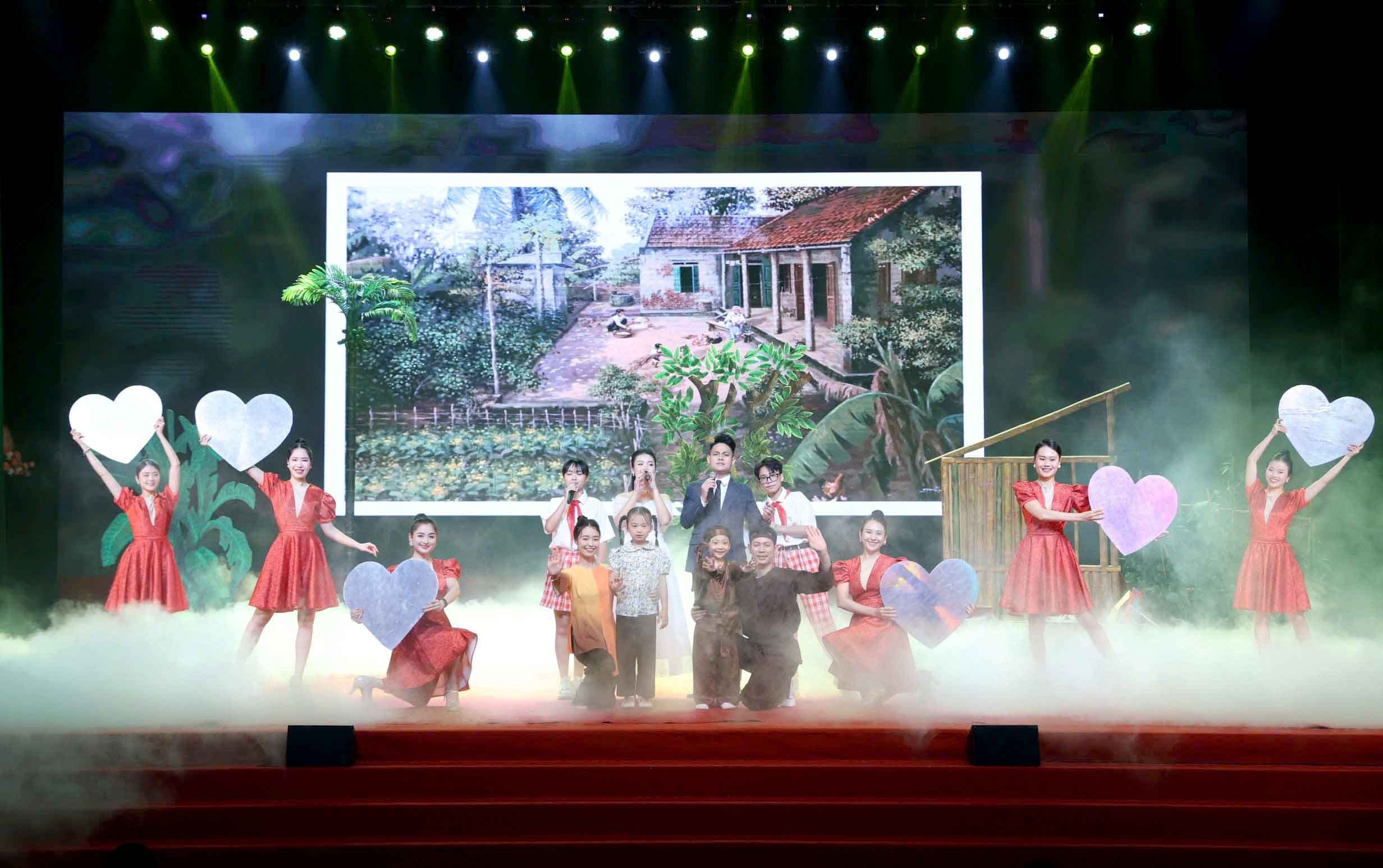 TRỰC TUYẾN: Biểu dương gia đình, khích lệ con công nhân, viên chức, lao động Thủ đô tiêu biểu