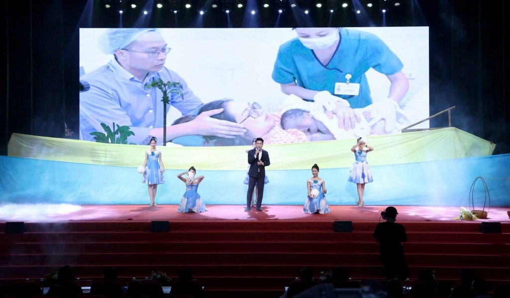TRỰC TUYẾN: Biểu dương gia đình, khích lệ con công nhân, viên chức, lao động Thủ đô tiêu biểu