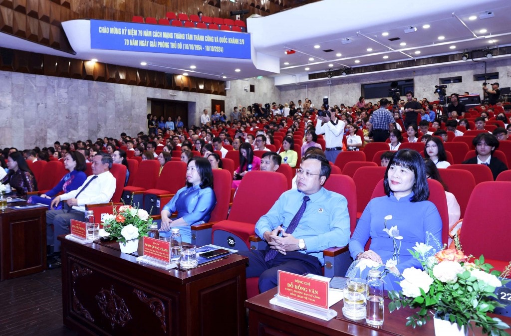 TRỰC TUYẾN: Biểu dương gia đình, khích lệ con công nhân, viên chức, lao động Thủ đô tiêu biểu