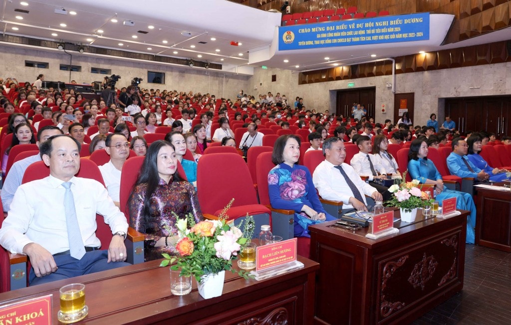 TRỰC TUYẾN: Biểu dương gia đình, khích lệ con công nhân, viên chức, lao động Thủ đô tiêu biểu