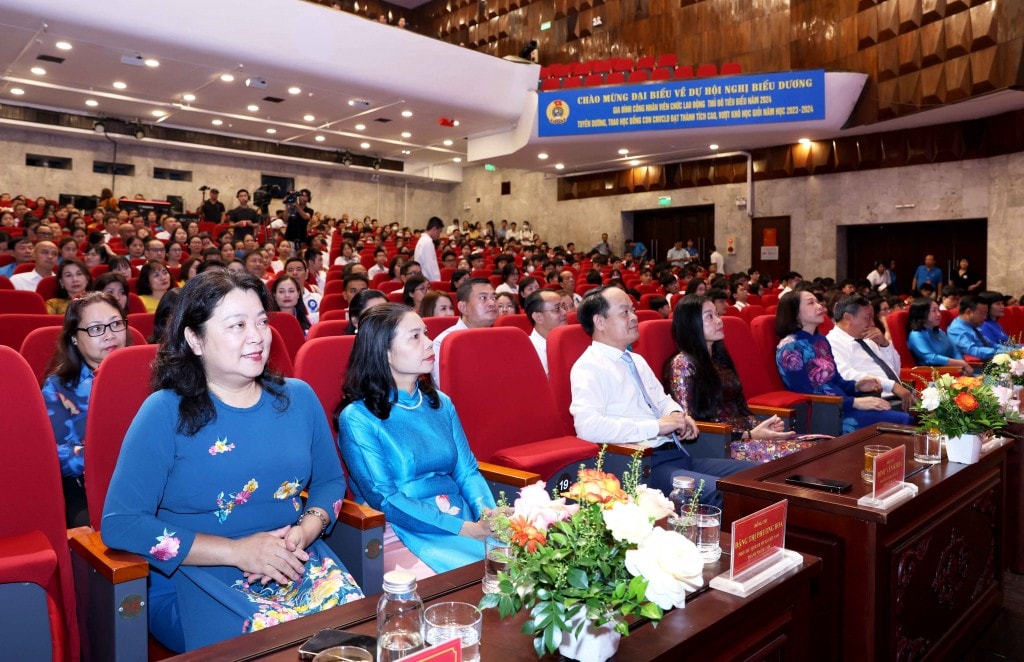 TRỰC TUYẾN: Biểu dương gia đình, khích lệ con công nhân, viên chức, lao động Thủ đô tiêu biểu