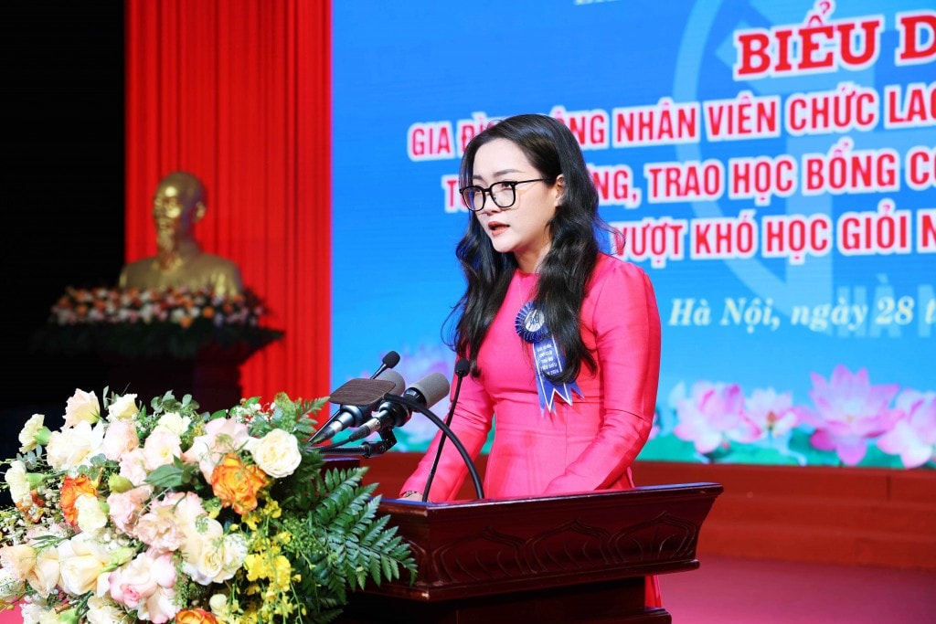 TRỰC TUYẾN: Biểu dương gia đình, khích lệ con công nhân, viên chức, lao động Thủ đô tiêu biểu