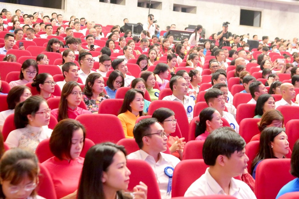 TRỰC TUYẾN: Biểu dương gia đình, khích lệ con công nhân, viên chức, lao động Thủ đô tiêu biểu