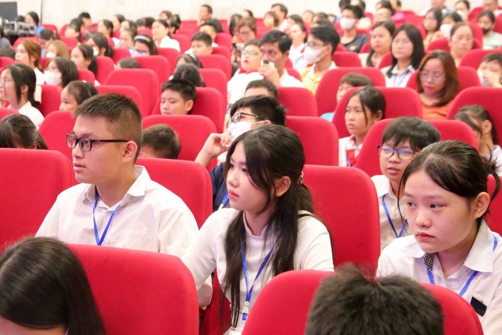TRỰC TUYẾN: Biểu dương gia đình, khích lệ con công nhân, viên chức, lao động Thủ đô tiêu biểu