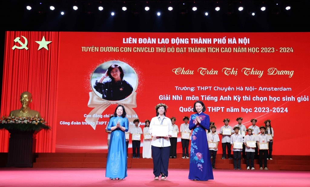 TRỰC TUYẾN: Biểu dương gia đình, khích lệ con công nhân, viên chức, lao động Thủ đô tiêu biểu