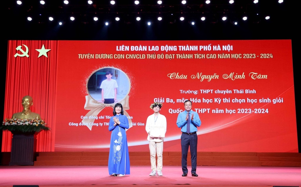 TRỰC TUYẾN: Biểu dương gia đình, khích lệ con công nhân, viên chức, lao động Thủ đô tiêu biểu