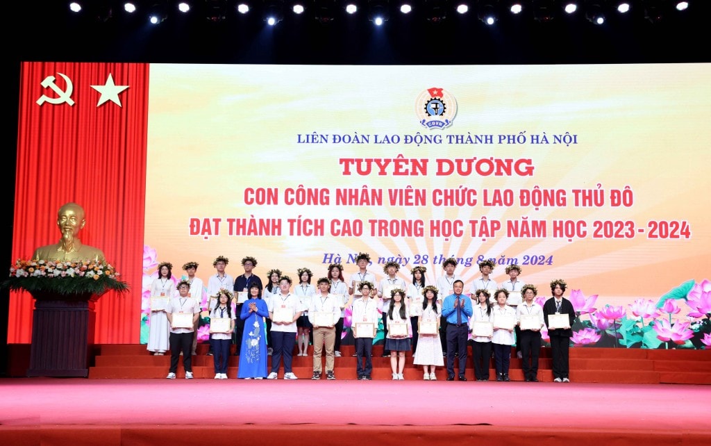 TRỰC TUYẾN: Biểu dương gia đình, khích lệ con công nhân, viên chức, lao động Thủ đô tiêu biểu