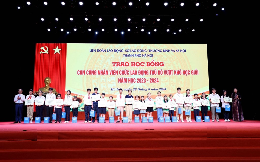 TRỰC TUYẾN: Biểu dương gia đình, khích lệ con công nhân, viên chức, lao động Thủ đô tiêu biểu