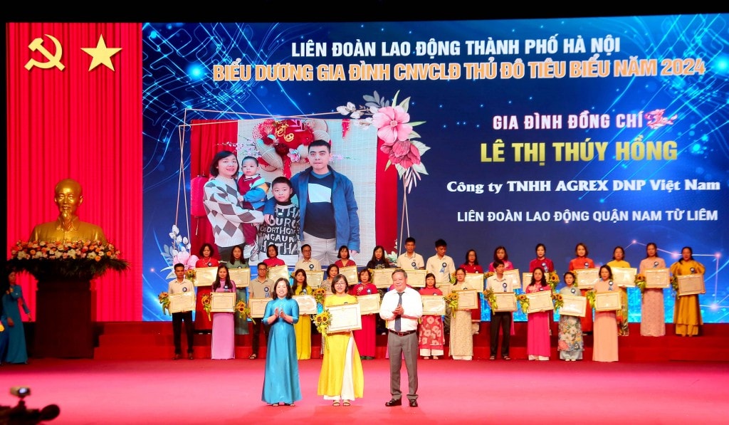 TRỰC TUYẾN: Biểu dương gia đình, khích lệ con công nhân, viên chức, lao động Thủ đô tiêu biểu