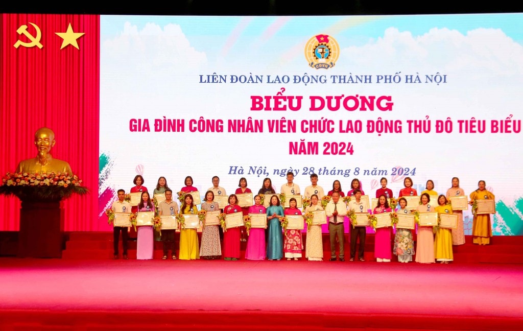 TRỰC TUYẾN: Biểu dương gia đình, khích lệ con công nhân, viên chức, lao động Thủ đô tiêu biểu