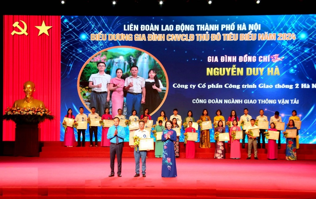 TRỰC TUYẾN: Biểu dương gia đình, khích lệ con công nhân, viên chức, lao động Thủ đô tiêu biểu