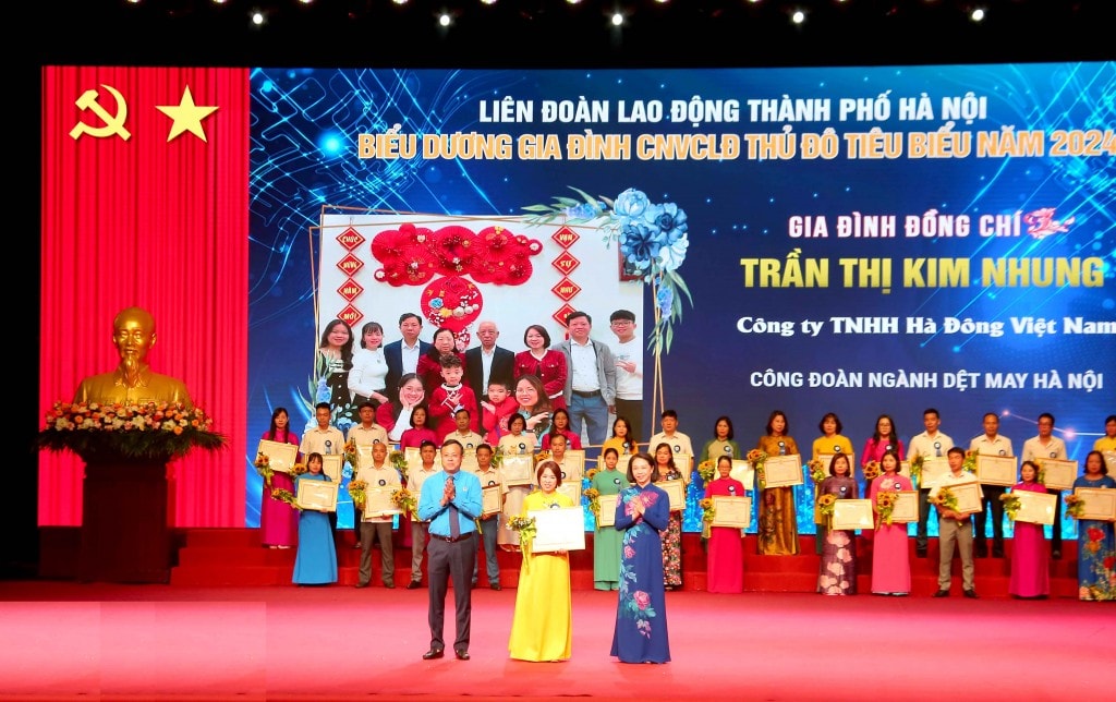 TRỰC TUYẾN: Biểu dương gia đình, khích lệ con công nhân, viên chức, lao động Thủ đô tiêu biểu