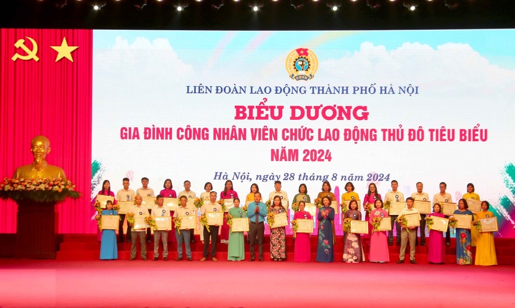 TRỰC TUYẾN: Biểu dương gia đình, khích lệ con công nhân, viên chức, lao động Thủ đô tiêu biểu