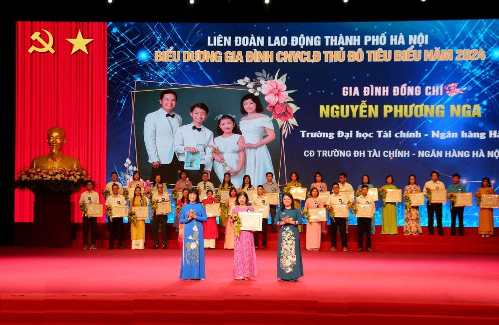TRỰC TUYẾN: Biểu dương gia đình, khích lệ con công nhân, viên chức, lao động Thủ đô tiêu biểu