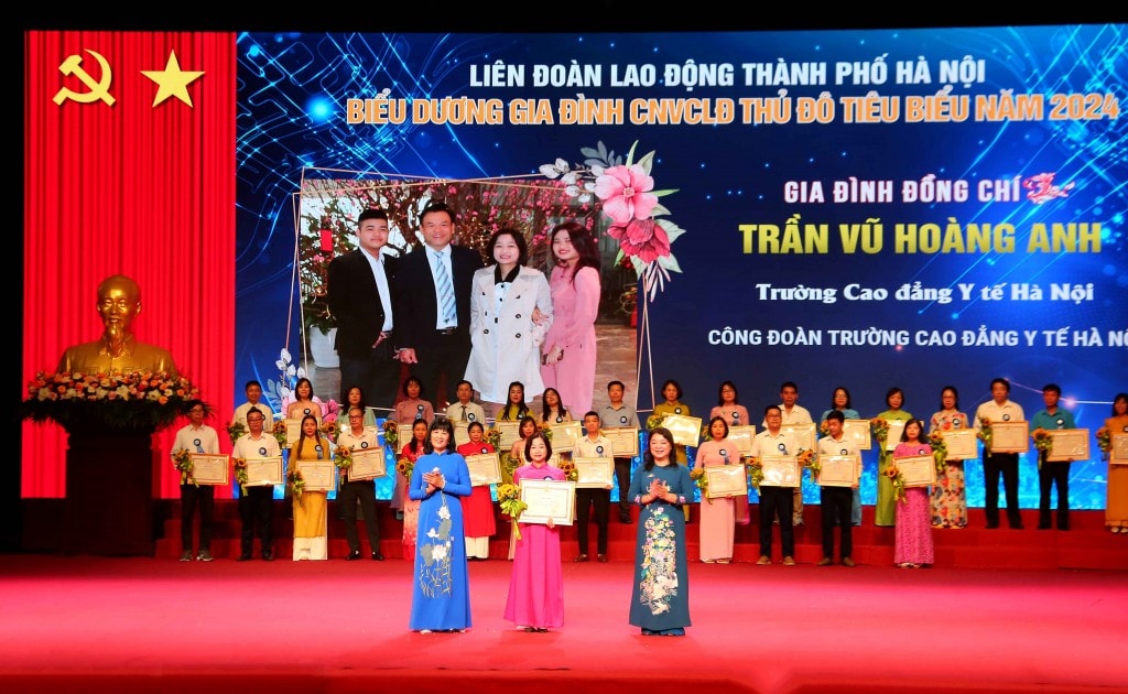 TRỰC TUYẾN: Biểu dương gia đình, khích lệ con công nhân, viên chức, lao động Thủ đô tiêu biểu