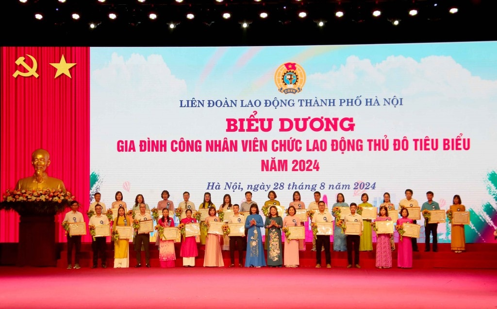 TRỰC TUYẾN: Biểu dương gia đình, khích lệ con công nhân, viên chức, lao động Thủ đô tiêu biểu