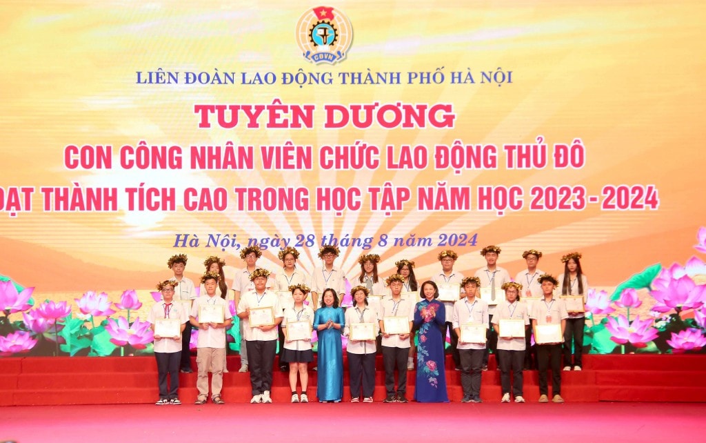 TRỰC TUYẾN: Biểu dương gia đình, khích lệ con công nhân, viên chức, lao động Thủ đô tiêu biểu