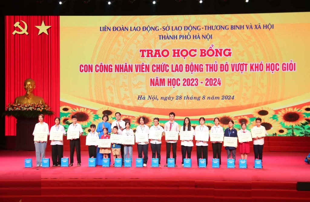 TRỰC TUYẾN: Biểu dương gia đình, khích lệ con công nhân, viên chức, lao động Thủ đô tiêu biểu