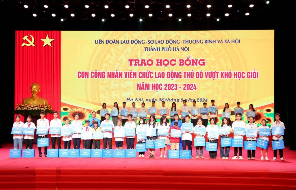 TRỰC TUYẾN: Biểu dương gia đình, khích lệ con công nhân, viên chức, lao động Thủ đô tiêu biểu