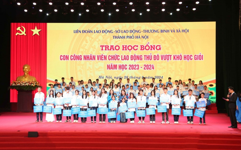 TRỰC TUYẾN: Biểu dương gia đình, khích lệ con công nhân, viên chức, lao động Thủ đô tiêu biểu