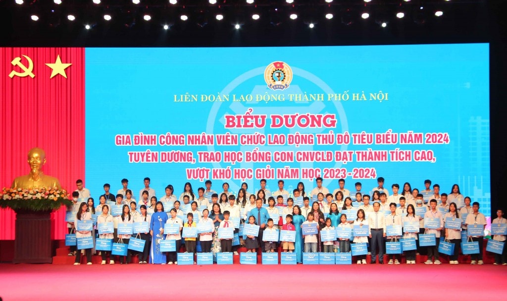TRỰC TUYẾN: Biểu dương gia đình, khích lệ con công nhân, viên chức, lao động Thủ đô tiêu biểu