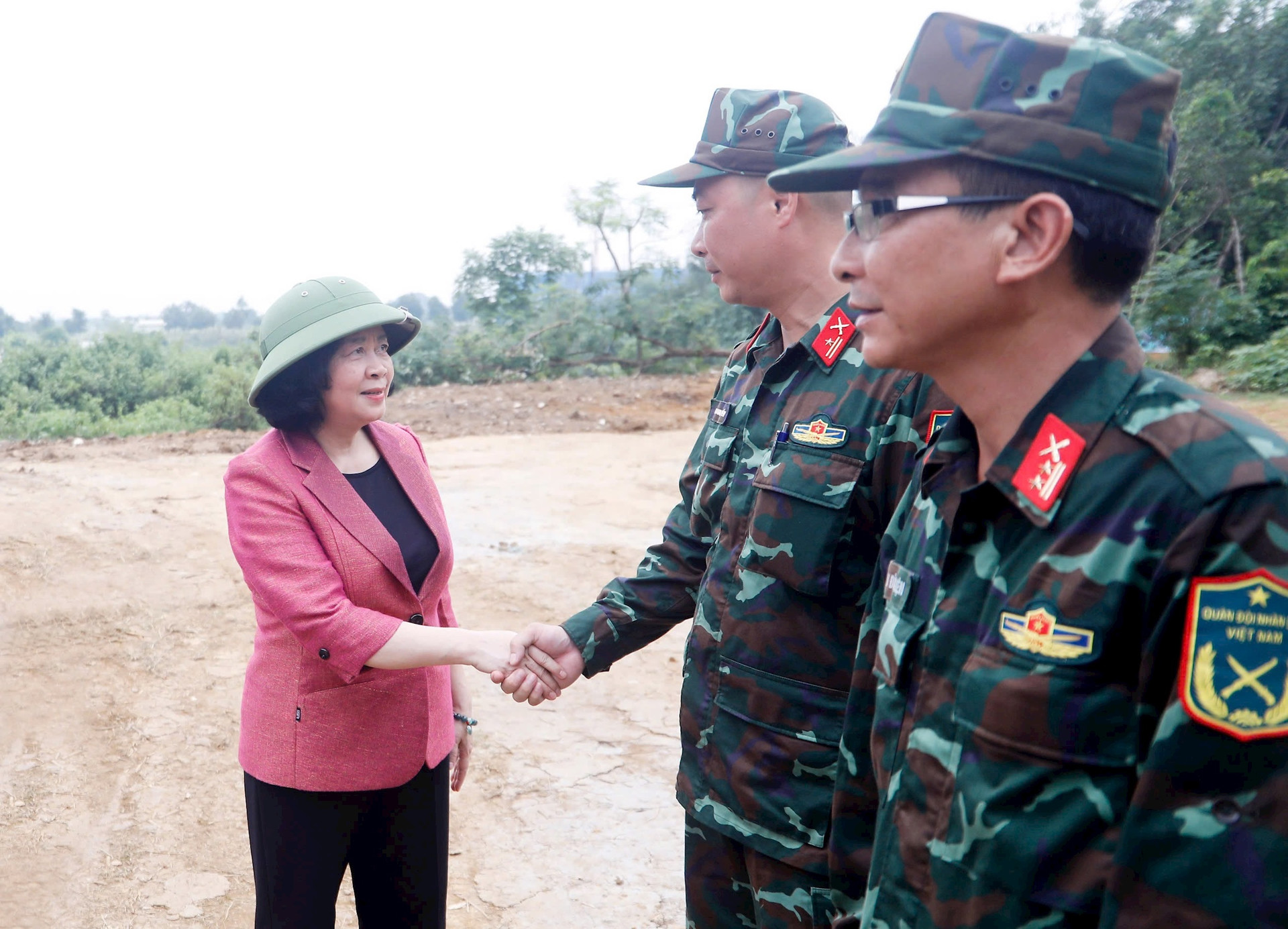 Bí thư Thành ủy Hà Nội Bùi Thị Minh Hoài với cán bộ, chiến sĩ Bộ Tư lệnh Thủ đô Hà Nội tại thao trường chuẩn bị cho diễn tập khu vực phòng thủ thành phố Hà Nội năm 2024. Ảnh: Viết Thành 