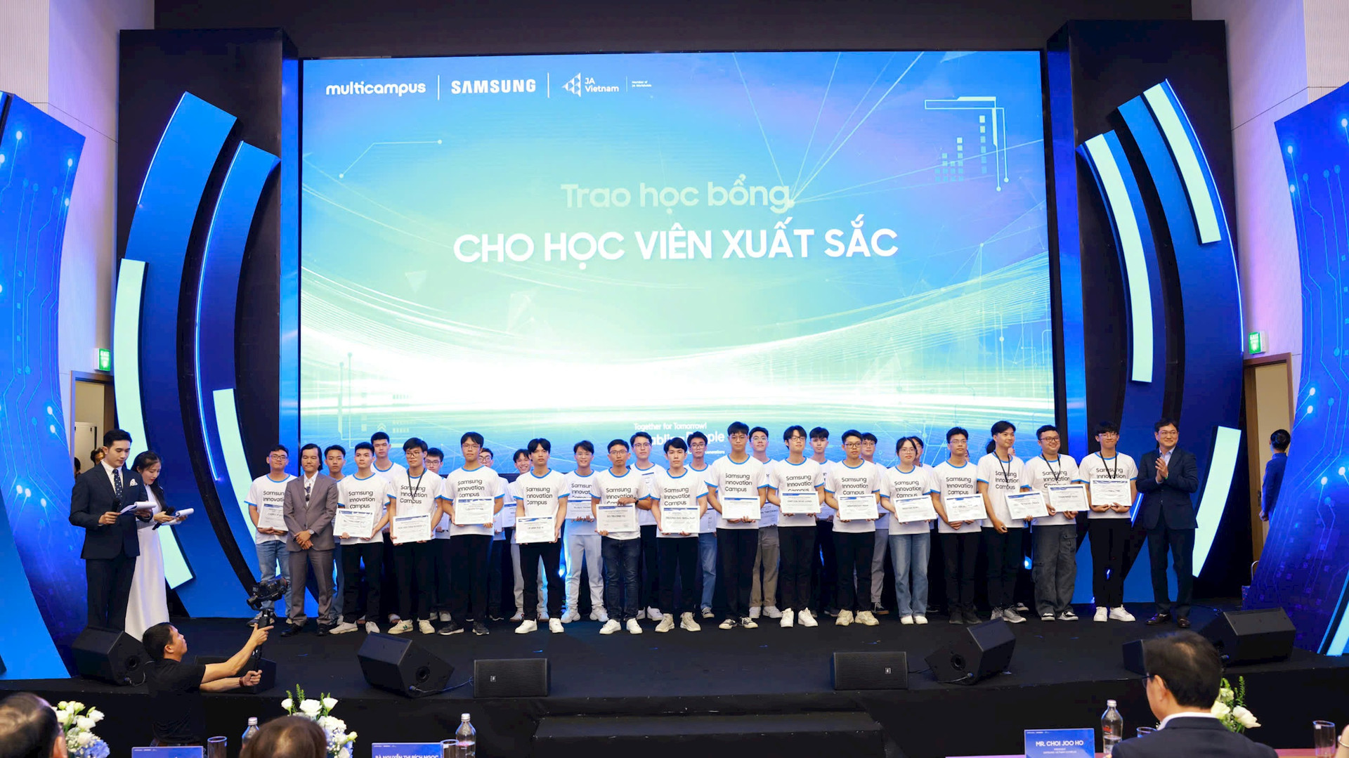 samsung-trao-tang-60-suat-hoc-bong-cho-60-em-hoc-vien-xuat-sac-nhat-chuong-trinh-sic-2023-2024.jpg