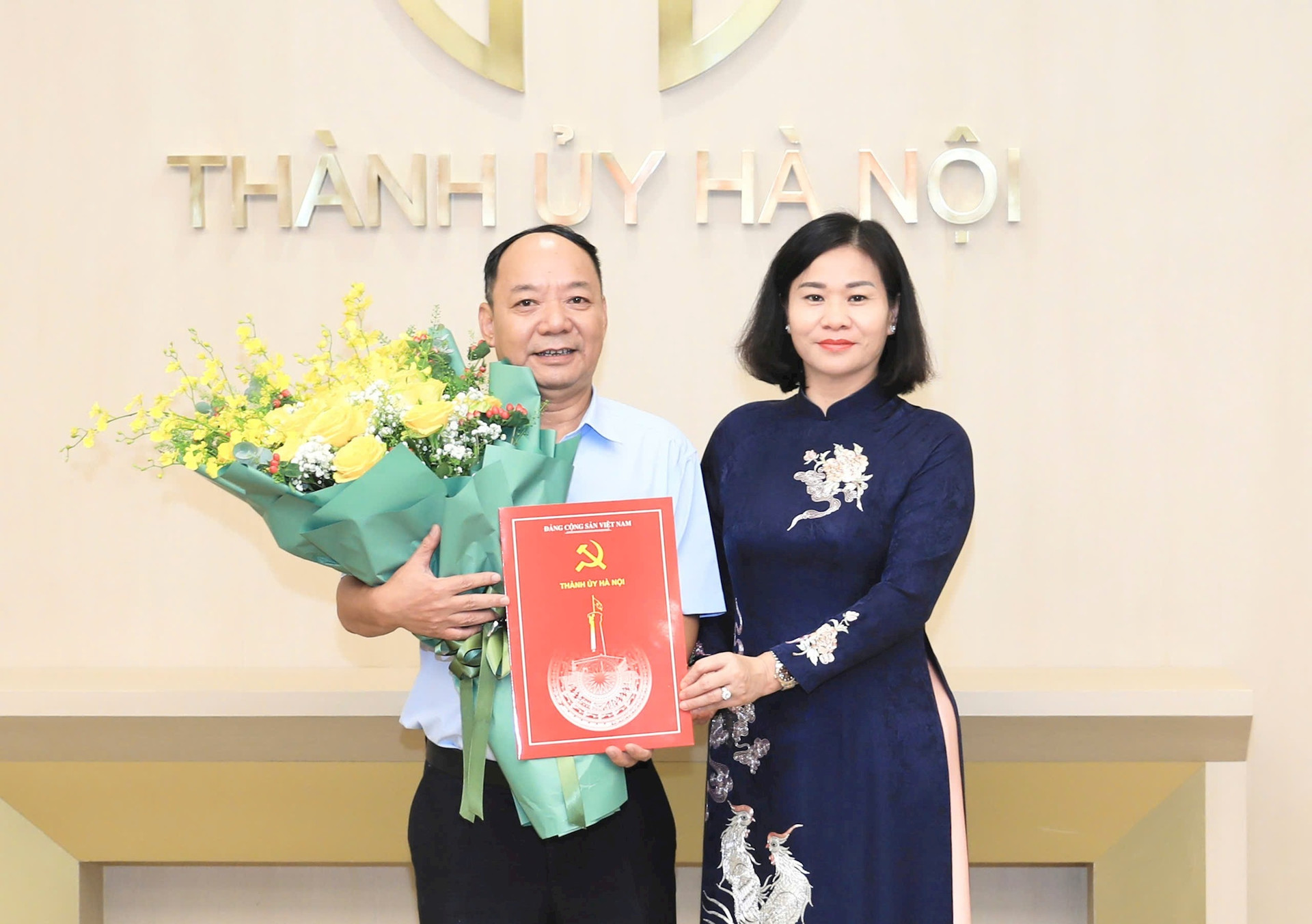 Phó Bí thư Thường trực Thành ủy Hà Nội Nguyễn Thị Tuyến trao quyết định nghỉ hưu với đồng chí Ma Đức Hiển - Ảnh: Quang Thái 