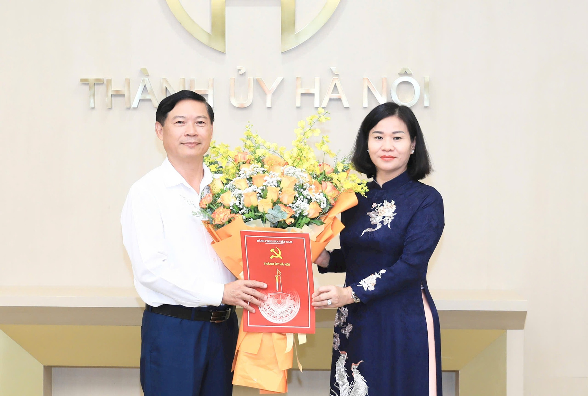 Phó Bí thư Thường trực Thành ủy Hà Nội Nguyễn Thị Tuyến trao quyết định nghỉ hưu với đồng chí Phạm Thanh Học - Ảnh: Quang Thái 