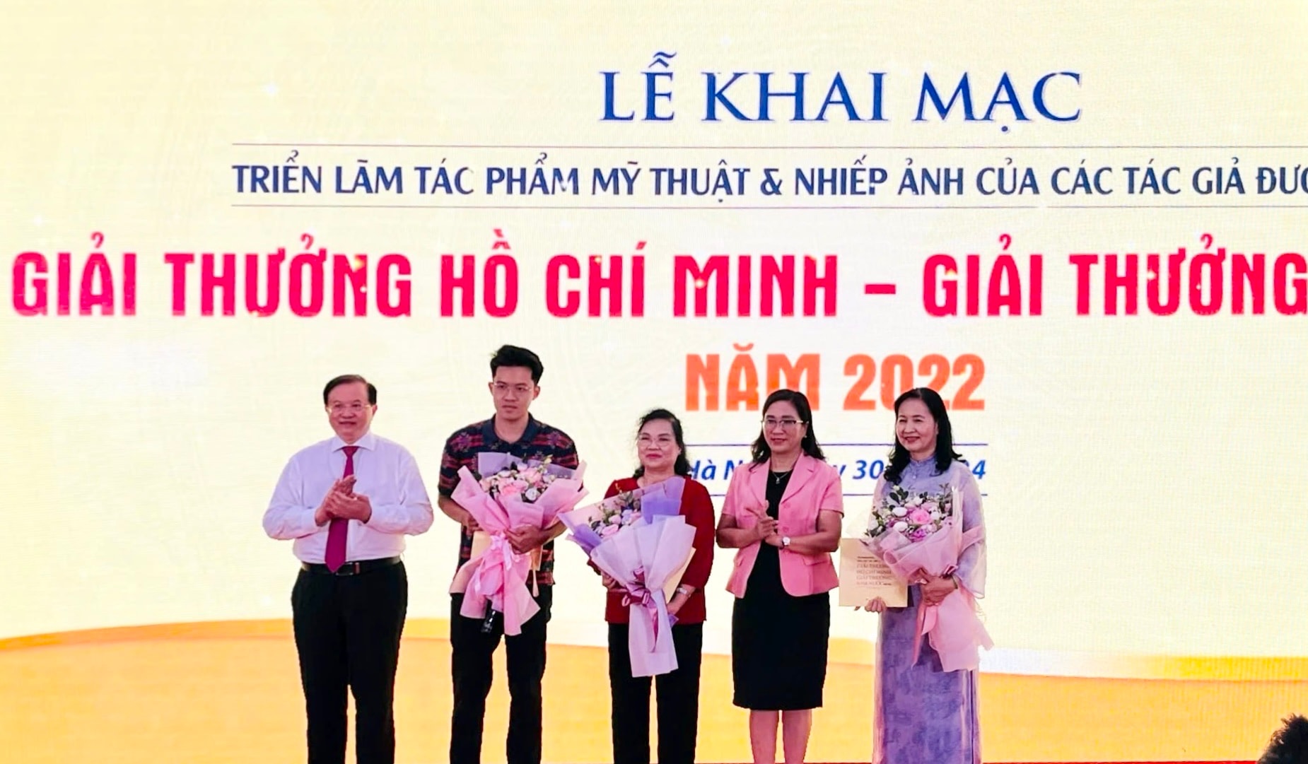 tac-gia-giai-thuong-hcm.jpg