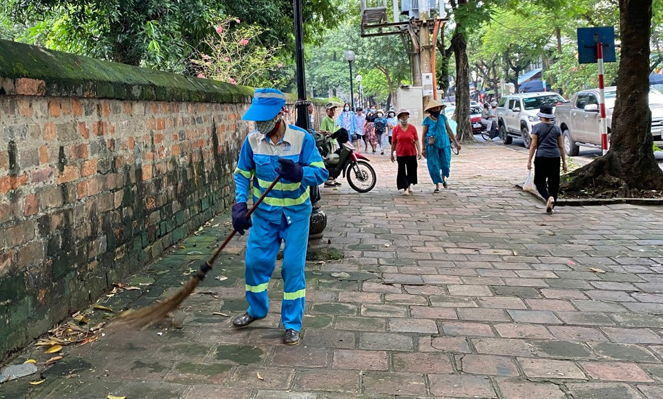 Công nhân môi trường thuộc URENCO chi nhánh Đống Đa duy trì vệ sinh khu vực Văn Miếu - Quốc Tử Giám. Ảnh: Hoàng Hiệp