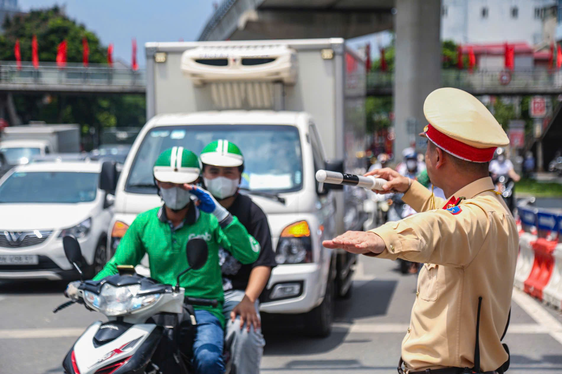 Phân luồng giao thông tại khu vực Mai Dịch cửa ngõ Thủ đô. Ảnh: Chu Dũng