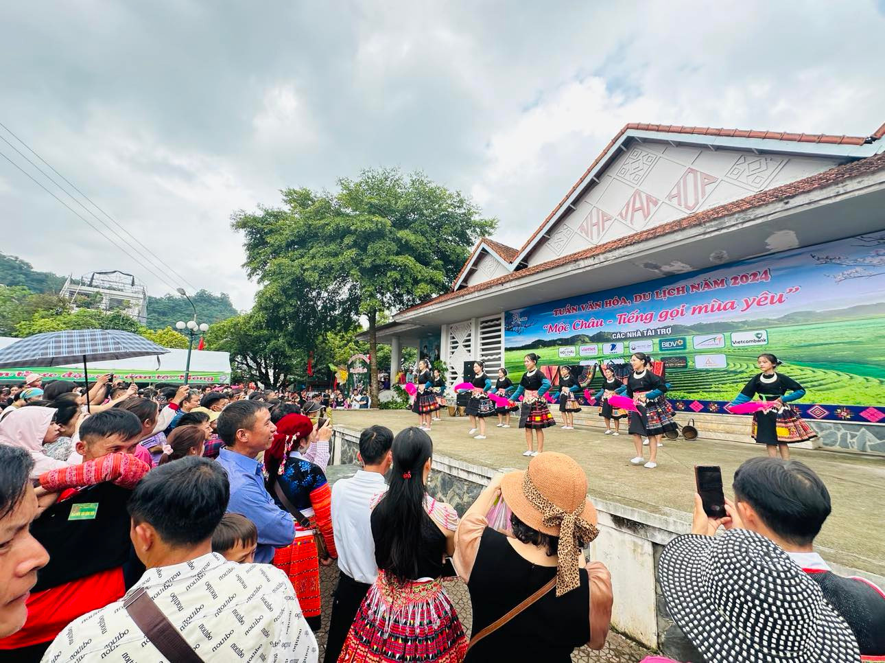 Khởi đầu, Tết Độc Lập chủ yếu là của người Mông ở Mộc Châu và một vài huyện lân cận, nhưng mấy năm trở lại đây, Tết Độc Lập còn thu hút đồng bào Mông trên toàn tỉnh Sơn La, người Mông ở các tỉnh Lai Châu, Điện Biên, Lào Cai, Hà Giang,Thanh Hóa, Nghệ An… Ảnh: Hoàng Quyên