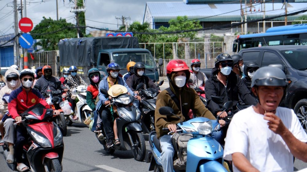 Người dân lỉnh kỉnh hành lý với nhiều đồ đạc, vật dụng quay lại TPHCM sau kỳ nghỉ. 