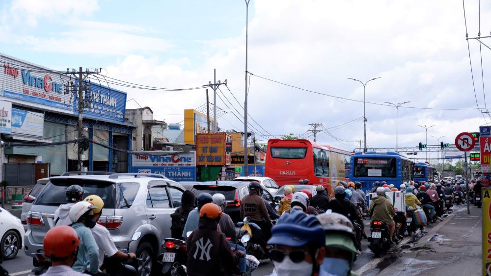 Càng về trưa lượng phương tiện càng đông hơn, đặc biệt ở đoạn qua huyện Bình Chánh xảy ra tình trạng ùn ứ. 