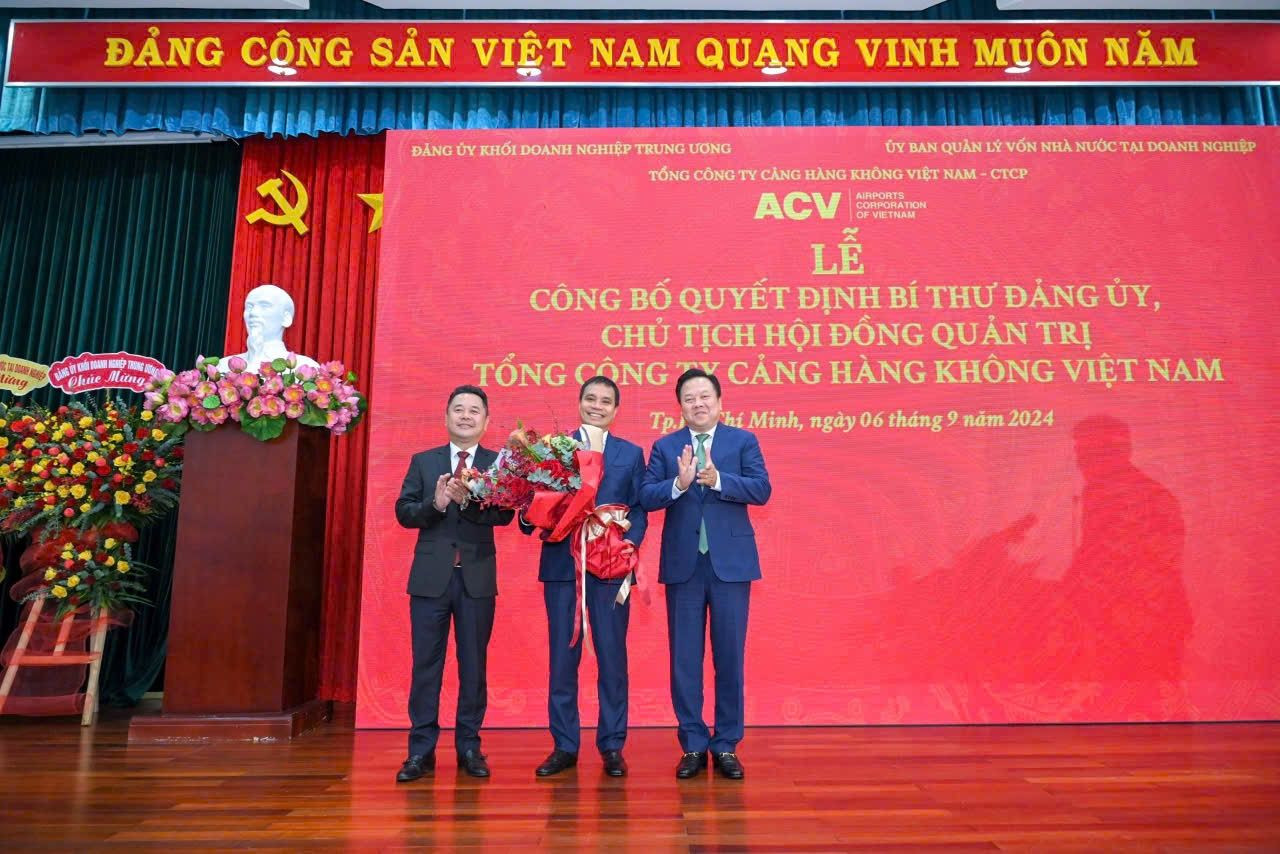 dong-chi-nguyen-hoang-anh-chu-tich-uy-ban-quan-ly-von-nha-nuoc-tai-doanh-nghiep-va-dong-chi-nguyen-ngoc-canh-pho-chu-tich-ub-qlv-nn-tai-dn-tang-hoa-chuc-mung-dong-chi-vu-the-phiet.jpg