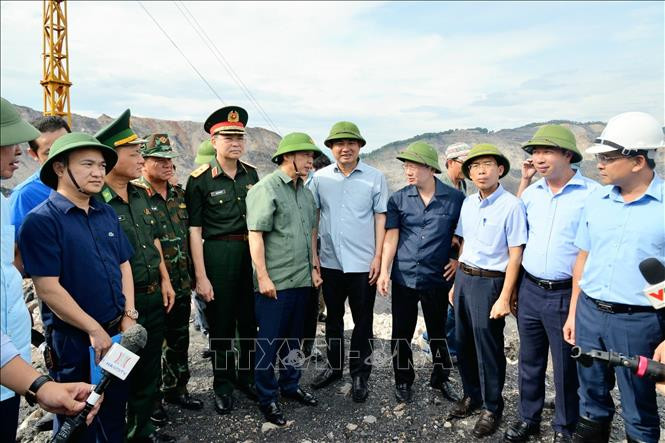 pho-thu-tuong-chinh-phu-tran-hong-ha-kiem-tra-cong-tac-phong-chong-bao-so-3-tai-mo-khai-thac-than-lo-thien-ha-tu-tinh-quang-ninh-.-anh-ttxvn.jpg