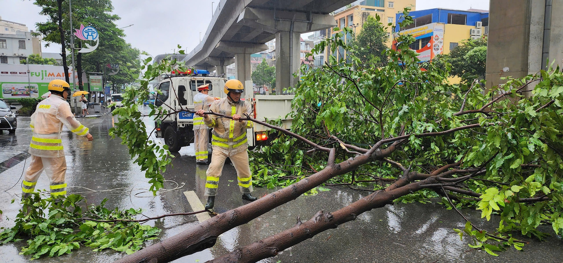 .Còn trước đó, Phòng Cảnh sát giao thông báo cáo, khoảng 20h25’ ngày 6-9 trên tuyến QL32, từ Km 35-40 thuộc địa phận huyện Phúc Thọ xảy ra mưa lớn, gió lốc mạnh làm gãy đổ nhiều cây xanh. Đội Cảnh sát giao thông số 9 đã điều động tổ công tác gồm Thiếu tá Lã sơn Tùng, Đại Uý Đỗ Văn Tú và Đại uý Đỗ Tiến Công đến hiện trường, huy động phương tiện, trang thiết bị thu gom cây đổ, bảo đảm TTATGT trên tuyến.