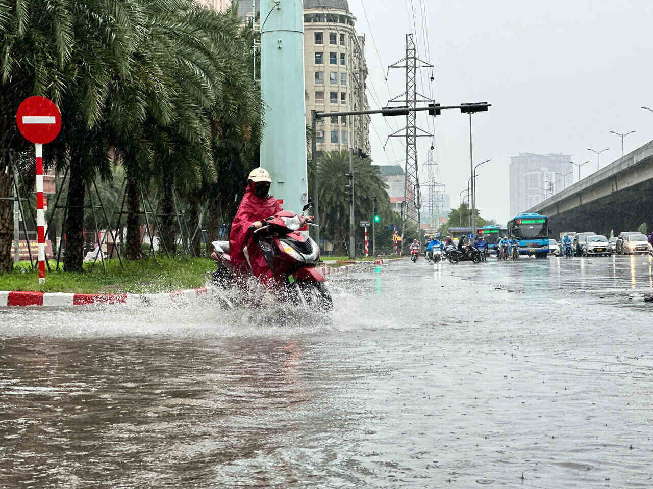 Khu vực đường Phạm Hùng giao Dương Đình Nghệ đã xảy ra ngập nhẹ. Ảnh: Tuấn Anh