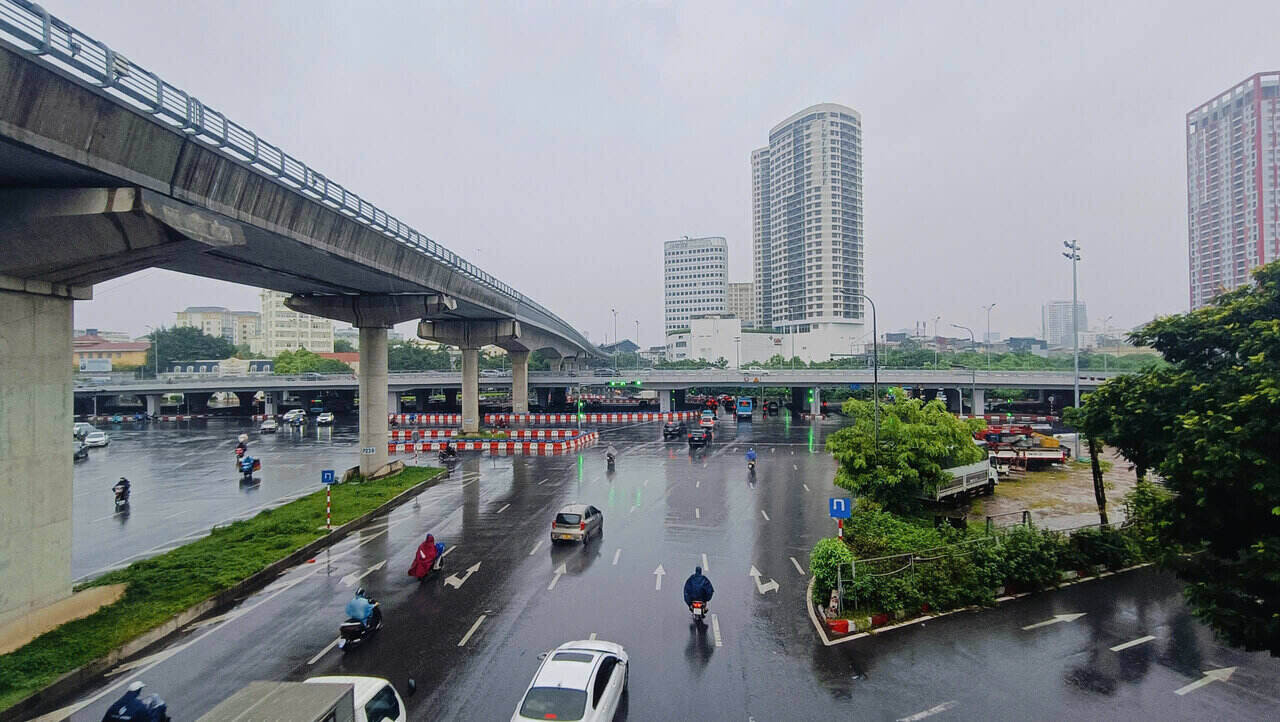 Nút giao Mai Dịch - Phạm Văn Đồng vắng vẻ lạ thường giờ cao điểm trước khi bão số 3 chính thức đổ bộ. Ảnh: Hải Danh