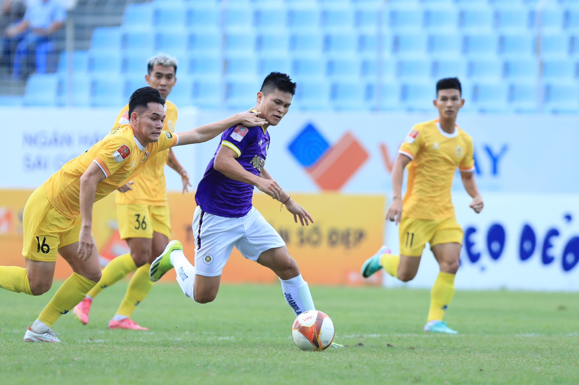 tran-dau-giua-cau-lac-bo-ha-noi-va-cau-lac-bo-quang-nam-tai-giai-bong-da-vo-dich-quoc-gia-v.league-2023-2024.-anh-dang-huy.jpg