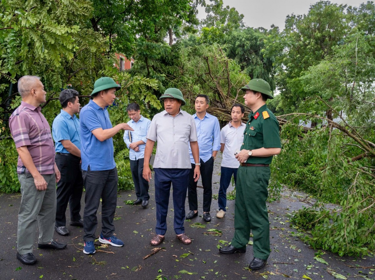 chu-tich-ubnd-thanh-pho-ha-noi-tran-sy-thanh-kiem-tra-cong-tac-khac-phuc-hau-qua-sau-bao-so-3-tren-dia-ban-quan-hoan-kiem..jpg