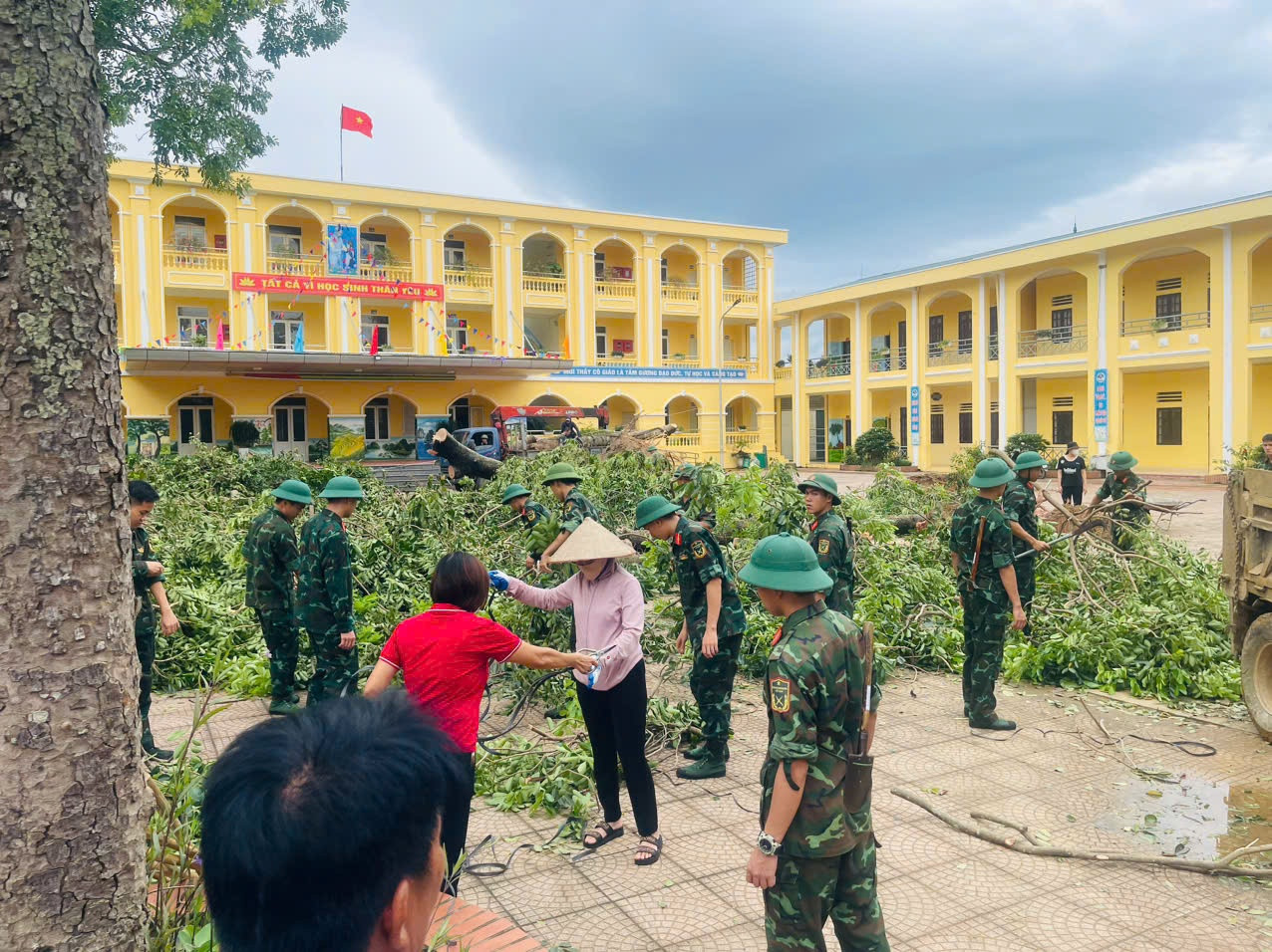 Cán bộ chiến sỹ tham gia hỗ trợ các trường trên địa bàn xã Đồng Trúc khắc phục hậu quả sau cơn bão số 3. Ảnh: Thu Hương